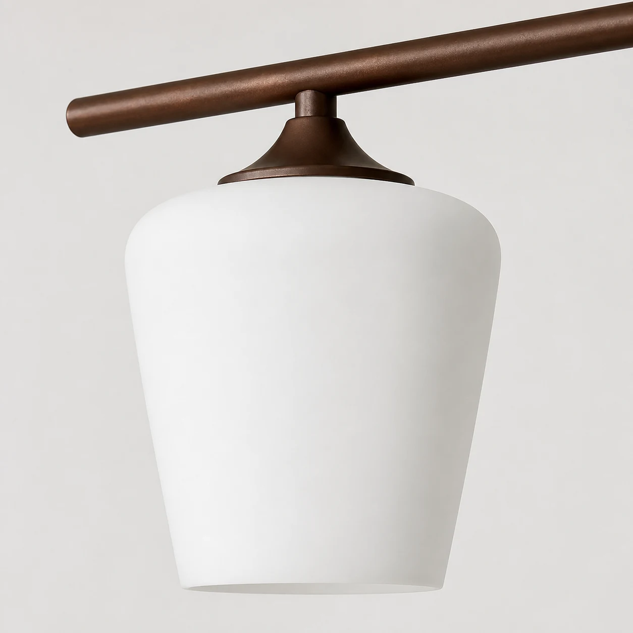 Detalj av vit opalglasskärm och kaffebrun hållare