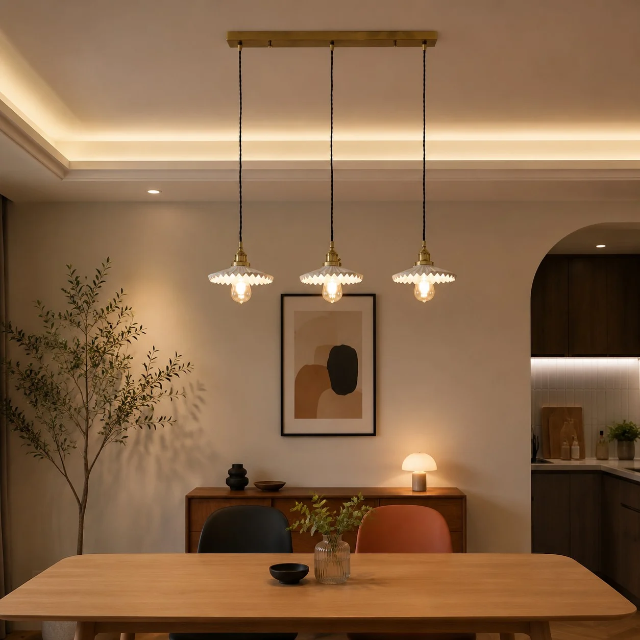 Suspension à trois lumières installée au-dessus d'une table