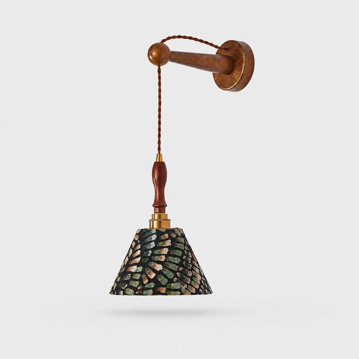 Fransk vintage vägglampa med träarm och mönstrad skärm