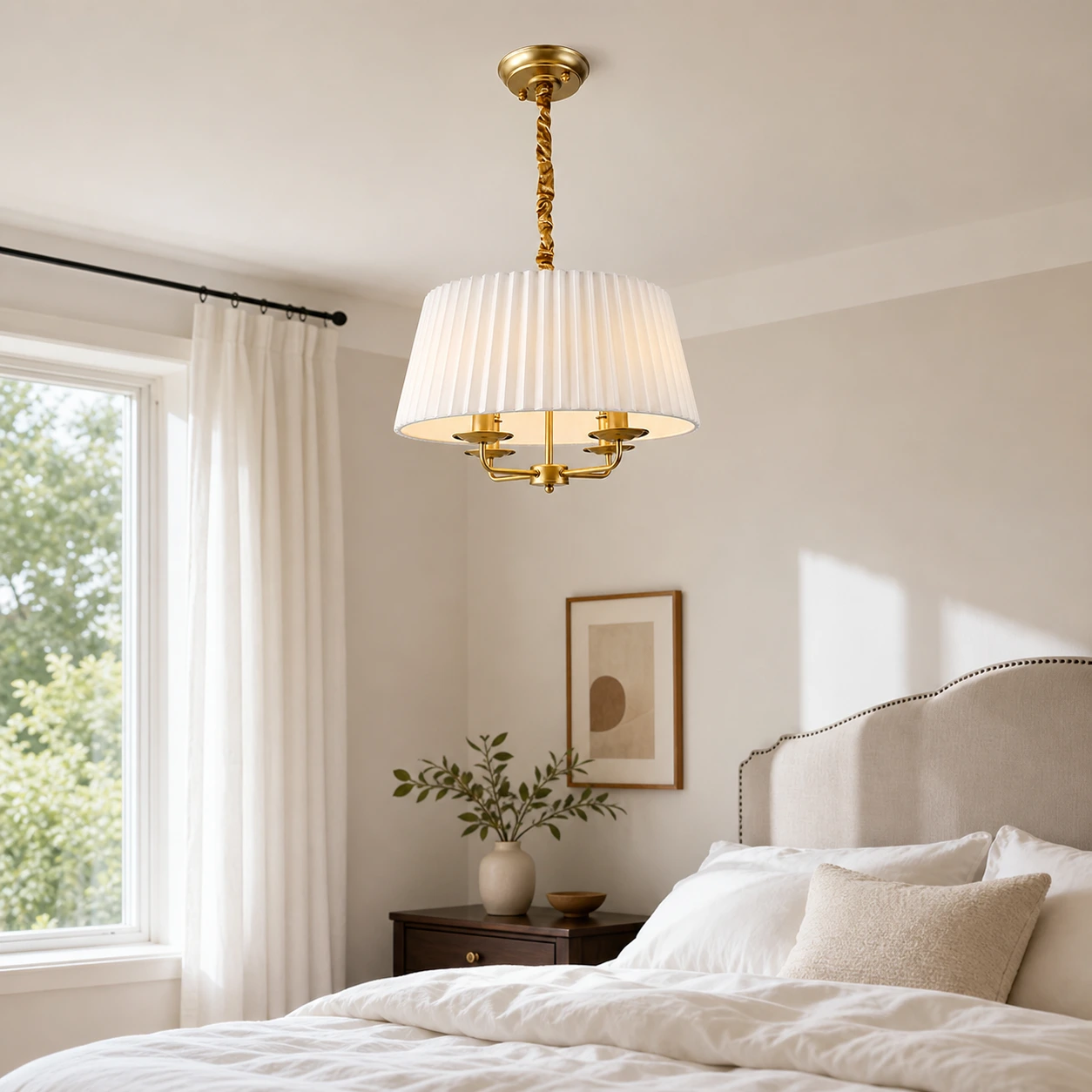Lustre à abat-jour plissé Tela dans un cadre de chambre raffiné