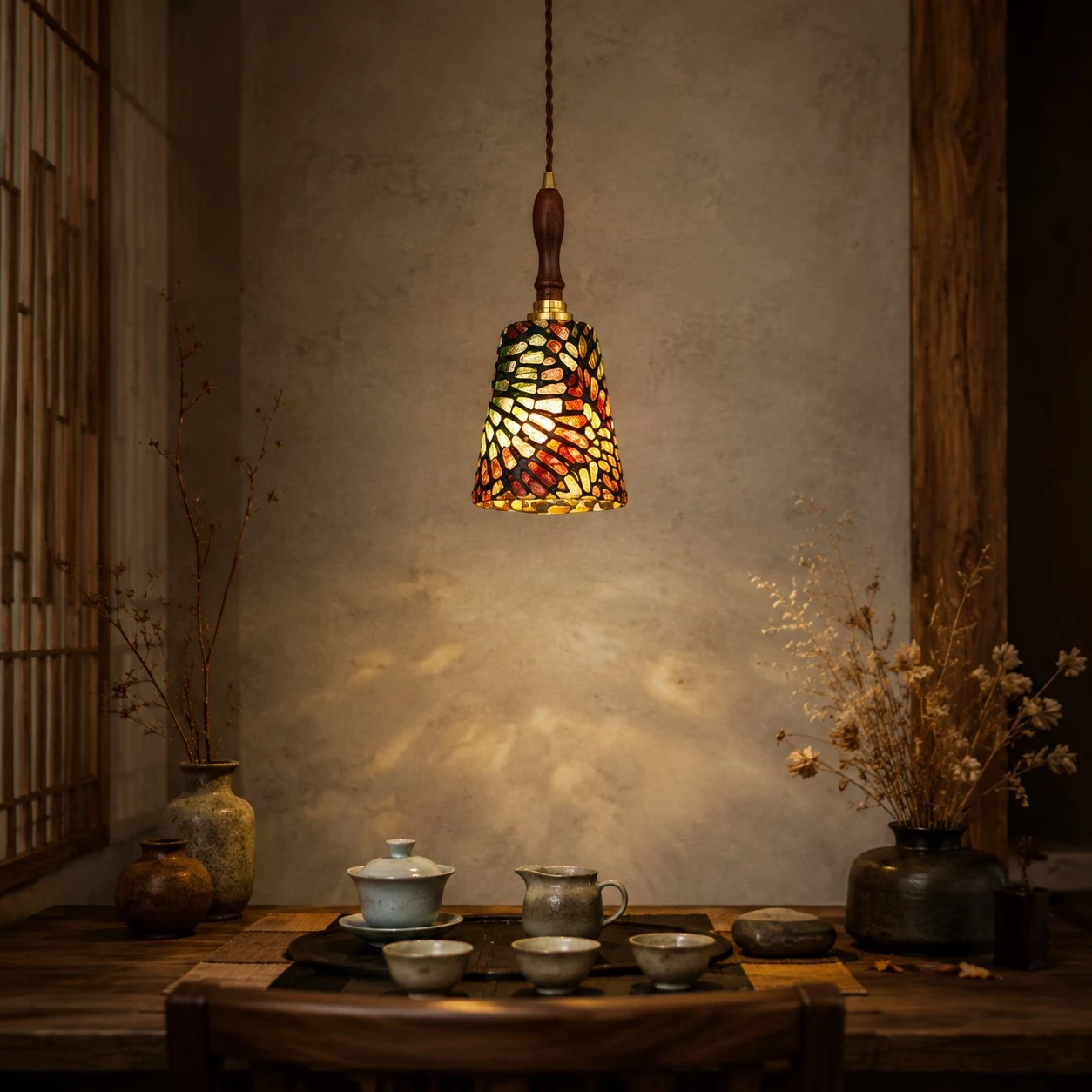 Lampa wiszaca z tkaniny swiecaca nad malym stolikiem