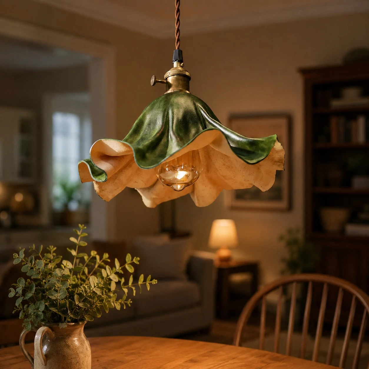 Suspension en cuir plissé vert foncé