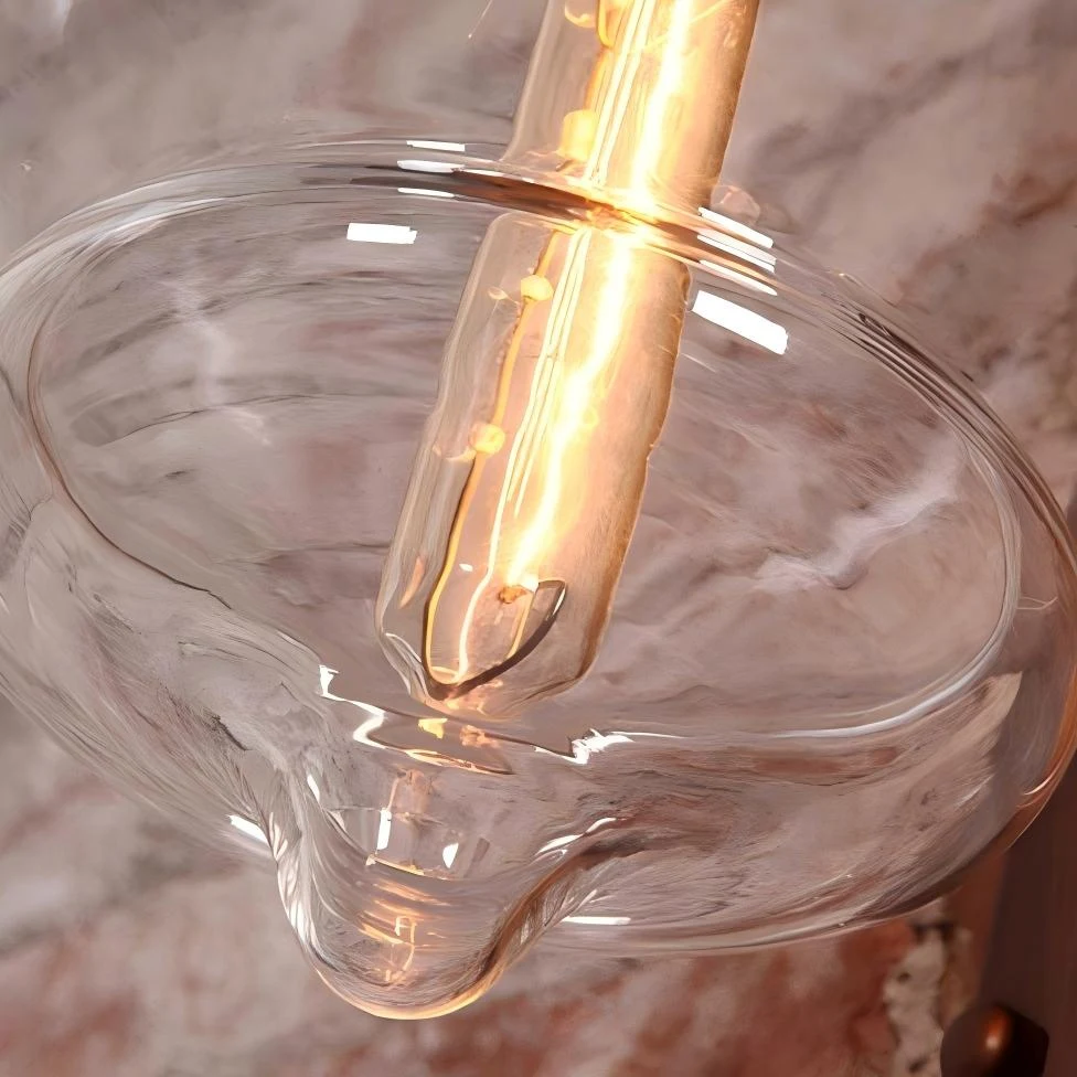 Detail van een transparante glazen kap en een warme gloed van de lamp