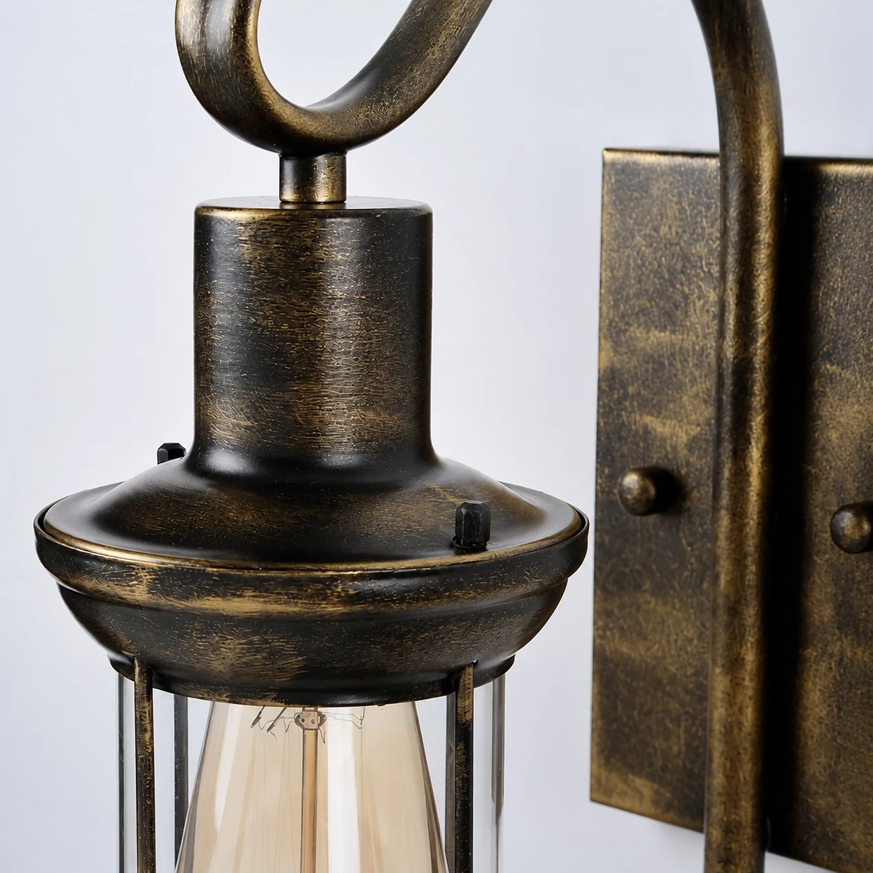 Nahaufnahme der antiken Kappe aus Bronze und des klaren Glasschirms