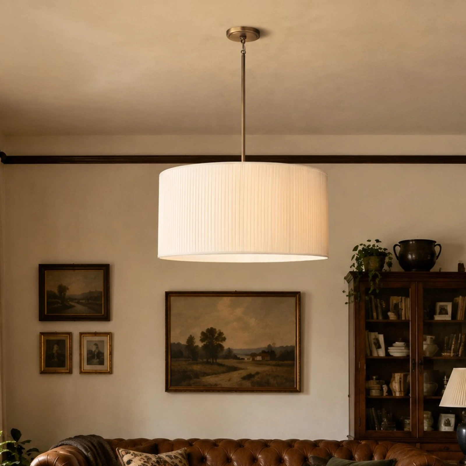 Lustre Dumora au-dessus d’un canapé classique