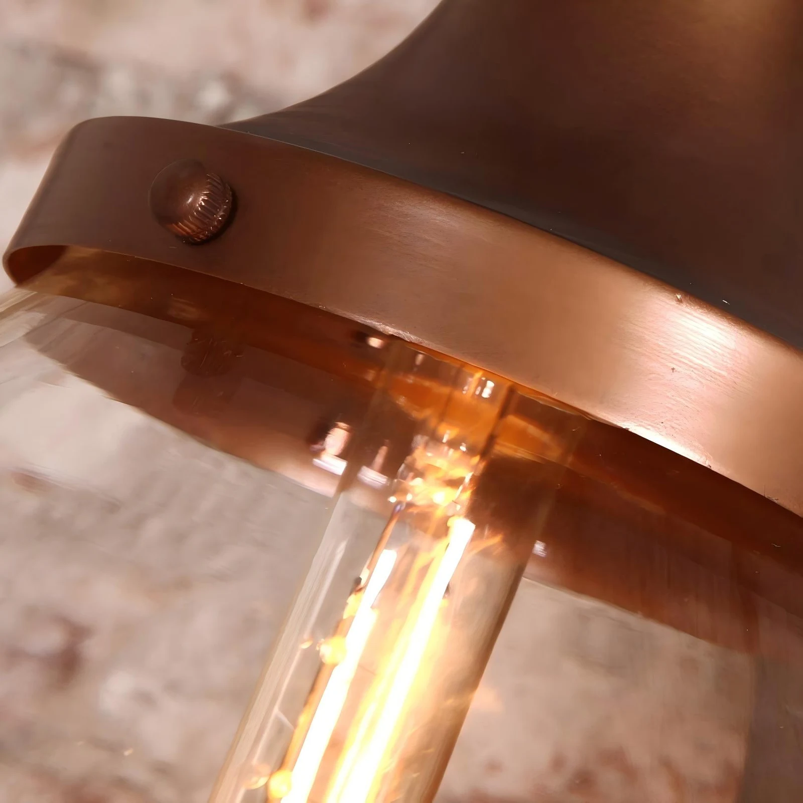 Koperkleurige ijzeren kap en detail met warmwitte lamp