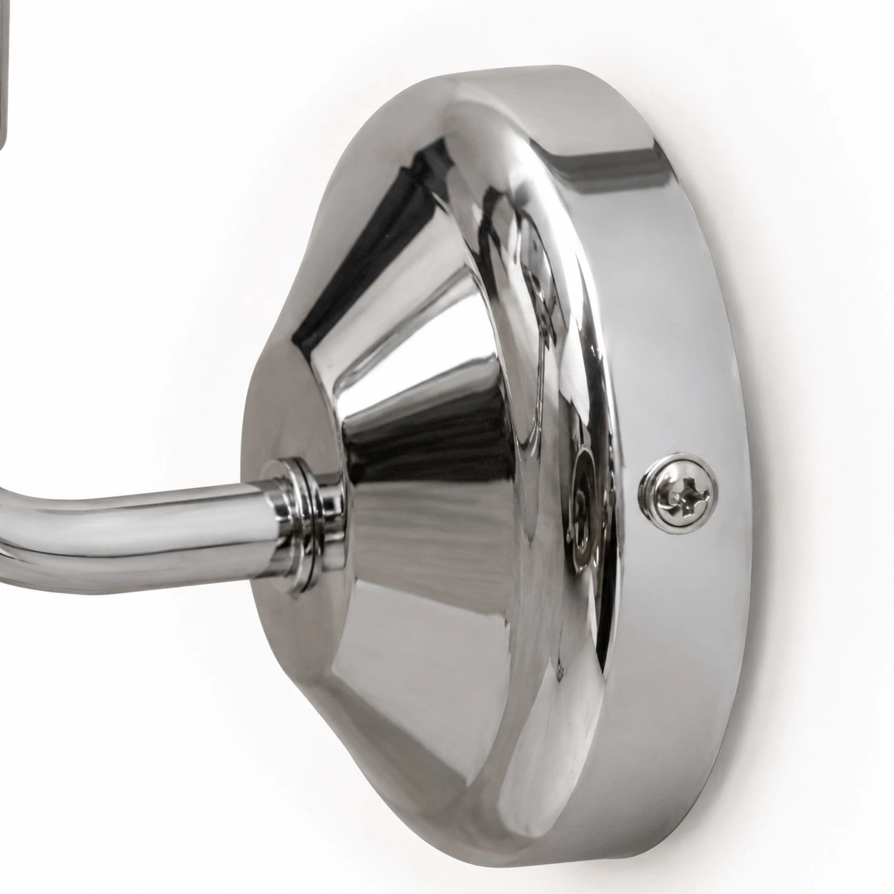 Chrome-farbene Wandplatte mit Schraubdetail