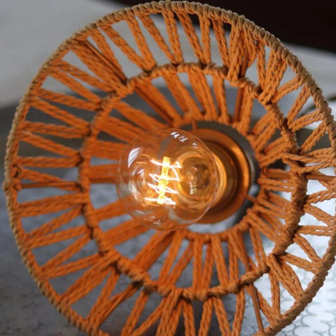 E27-lampa synlig genom rottingskärmen