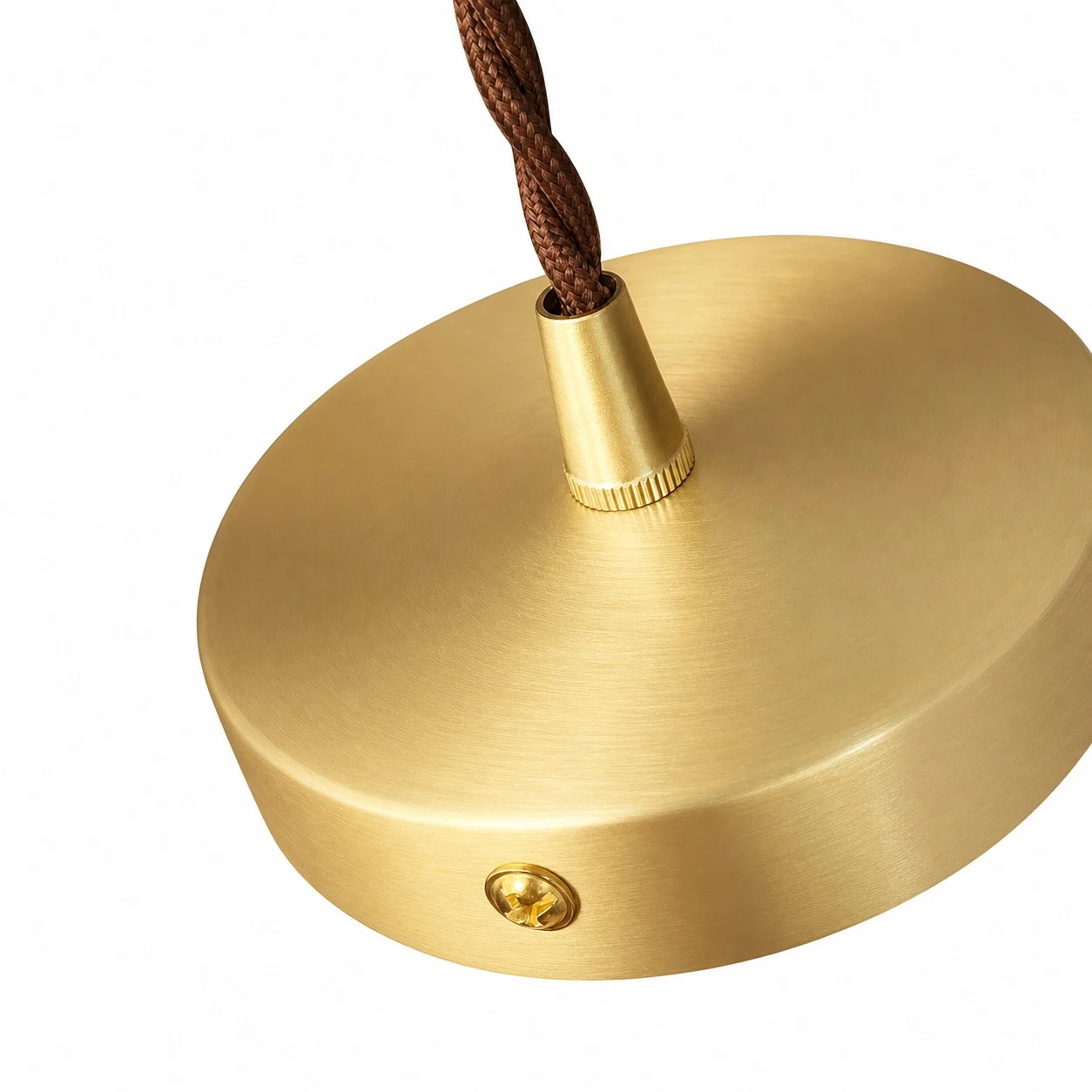 Détails du plafond en cuivre et du cordon suspendu tressé