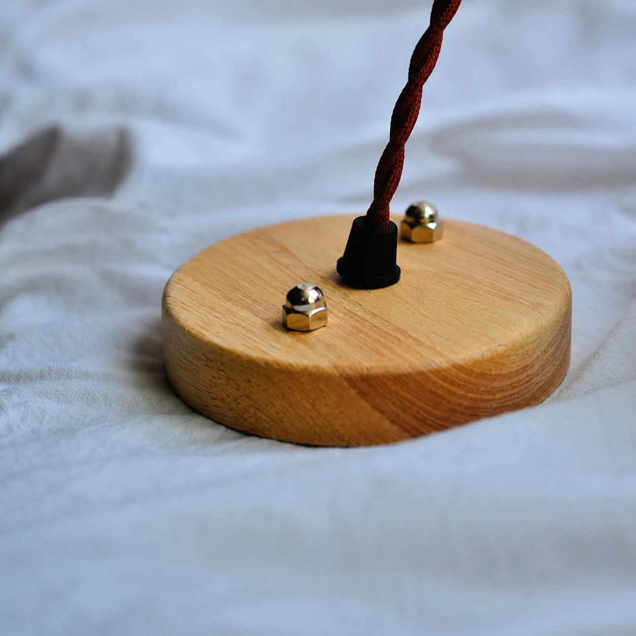 Détails de la canopée en bois et du cordon torsadé