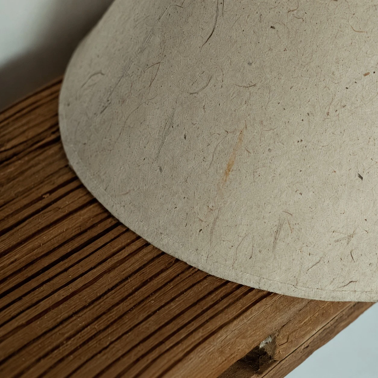 Gros plan sur la texture d'un papier fait main naturel